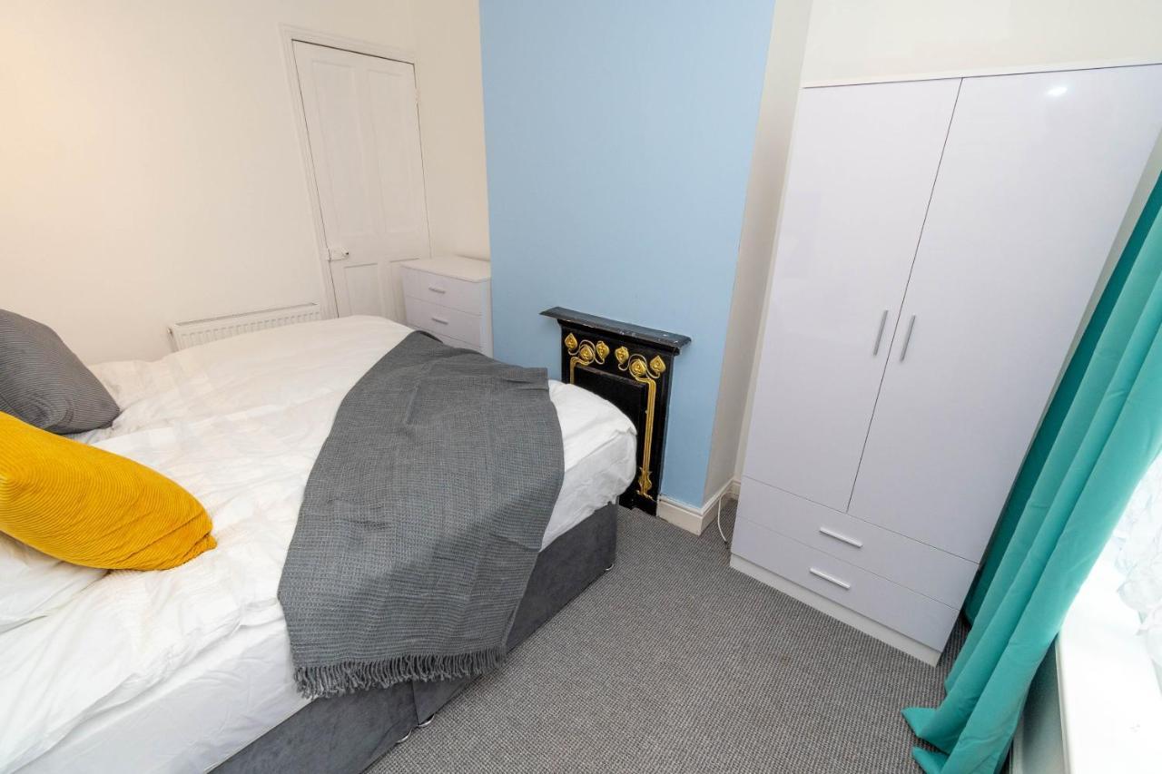 Fantastic 3 Bedroom House *Free Parking* Wolverhampton Exterior foto